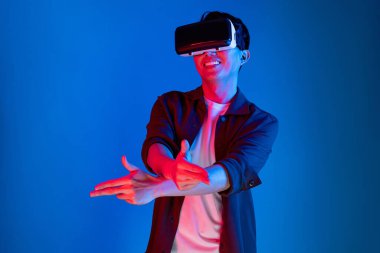 VR takan akıllı oyuncu metaevren dünyasına dönüyor, silah avcılığı oynuyor, mavi neon ışığını, zafer hayvan avcılığıyla bağlantılı, fütüristik teknoloji hologramı sanal gerçekliğiyle izole ediyor. Entrika.