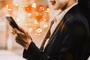 Çevrimiçi alışveriş ve İnternet Para Ödeme İşlem Teknolojisi. Modern grafik arayüzü, müşterilerin internet sitesinden ürün alıp online transferle ödeme yapacakları e-ticaret perakende mağazasını gösteriyor. uds