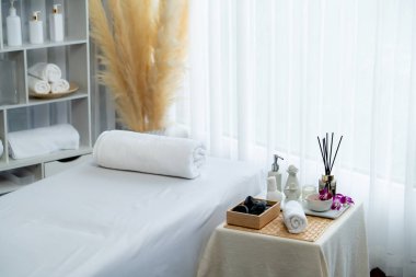 Lüks spa merkezindeki kaplıca masasında güzellik ve güzellik salonu aksesuarları. Spa masajı ve eğlence arka planı konsepti. Sessiz.