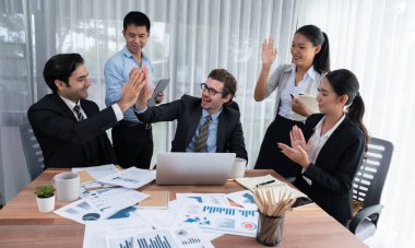 Bir grup mutlu iş adamı beşlik bir jest ve başarılı bir takım çalışması yapıyor. Çeşitli yarış bürosu çalışanları şirket ofisinde pazarlama planlamasında ilerleme kaydettikten sonra kutlama yapıyorlar. Habiliment