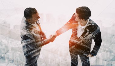 İş adamlarının arka plandaki belediye binasında el sıkışması ortaklık anlaşmasının başarısını gösteriyor. Kurumsal takım çalışması, güven ortağı ve iş anlaşması kavramı. uds