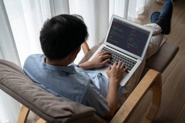 Model uygulama ve program kodlaması için bilgisayar ekranında yazılım geliştirme programlama