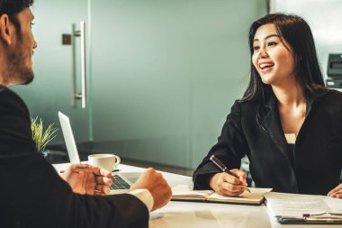 İnsan kaynakları bölümünden bir iş kadını, özgeçmiş belgesini incelerken iş başvurusu için iş adamı adayıyla görüşme yapıyor. Çalışanların işe alım konsepti. uds