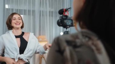Etkilenen iki ortak canlı yayında video görüntülerini çekiyor makyaj malzemesi prim sosyal medya veya blog. Kozmetik stüdyosu ışıklandırmalı mutlu genç kız çevrimiçi pazarlama oturumu yayını için..