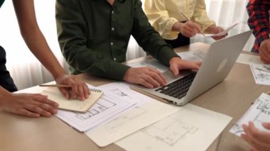Modern ofiste doğruluk için mimari belge ya da plan ve ölçüm aracıyla birlikte dizüstü bilgisayarda mimari ayrıntılı planlama ve ölçüm projesine danışmanlık yapan mimar ve mühendis. - Yakın çekim. Tanımlama.