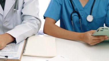 Hastane masasında birlikte çalışan ve tıbbi tedavi ya da sağlık hizmeti planlayan profesyonel bir grup. Takım çalışması başarılı hastalıklara ve hastalıklara yol açar. Ağır çekim. Katı.