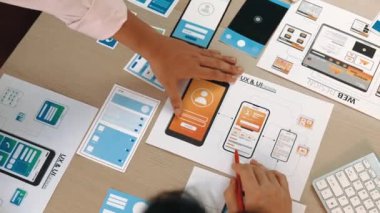 Mobil uygulama ya da web sitesi için kullanıcı arayüzü prototipi planlayan şirket çalışanlarının en iyi görünüm videosu. UX UI tasarımcı beyin fırtınası kullanıcı dostu arayüz planı. Sinerjik