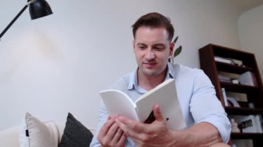 Kanepede oturan orta yaşlı bir adam, sosyal ve hayal gücü ile ilgili fantezi kurgu kitapları okurdu. Çocukları akıllı bir baba olmak için yetiştirirdi. Hayat boyu öğrenme konsepti. Uyumsuzluk.