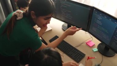 Bilgisayar programlama için arka uç yazılım geliştirici mühendisi. Yazı yazma kodlarını ayıklamak için birlikte çalışıyorlar. Ofisteki monitörde karmaşık algoritmaları çözüyorlar. Filizlenen