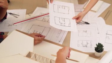 Müşteri denetimi ile yavaş çekim iç mimar taslağı hazırlamak ve ev dekorasyonunu müşteri talebine göre düzenlemek. Mimari müşteri hizmetleri. Filizlenen