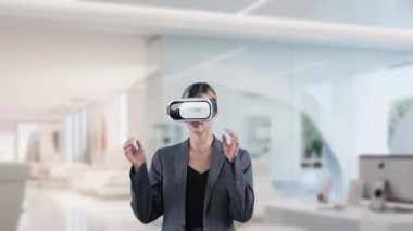 Kadın, sunucuya dijital 3d ağ teknolojisi animasyonu yüklemek için ofis değişikliğinde analiz edilmiş finansal grafik veri analizinin VR bardaklarını açmaya başla. Kısıtlanma.