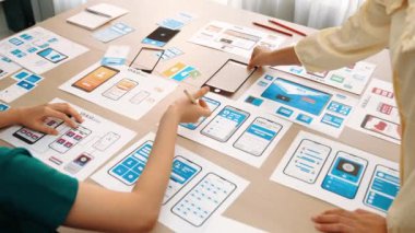 Mobil uygulama ya da web sitesi için kullanıcı arayüzü prototipi planlayan şirket çalışanlarının panorama videosu. UX UI tasarım beyin fırtınası kullanıcı dostu arayüz planı tasarlıyor. Sinerjik