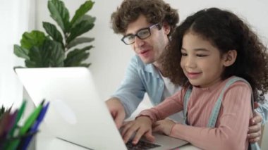 Beyaz bir baba çekici kızına kodlama mühendisliğini öğretirken Amerikalı liseli kız dizüstü bilgisayar ve programlama sistemine odaklanıyor. Pedagoji ve ai üretiyor. Pedagoji.