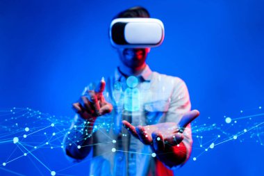 İş adamı ağ kurar, değerli bağlantılar kurar. Profesyonel ağı ve fırsatları genişletmek için etkili insanlar ağ stratejileri geliştiriyor.