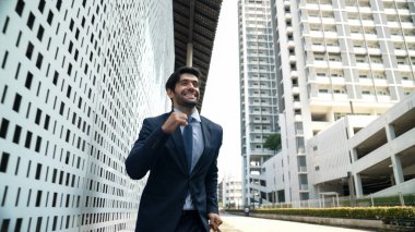 Şehir caddesinde yürürken neşeyle dans eden yetenekli bir iş adamı. Proje müdürü iyi haberler aldı, terfi aldı, başarılı bir iş buldu, aynı zamanda coşkuyu dile getirdi. Sevinçli..