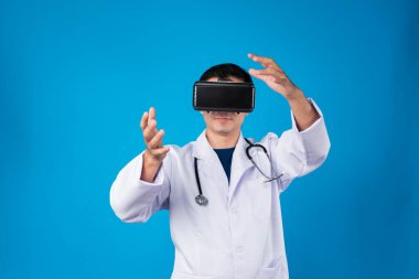 VR kulaklık takan zeki doktor tıp araştırmaları ile metabolizma dokunmatik ekranı fütüristik teknoloji hologramı sanal gerçeklik zeki meta-dünya mavi arka planı izole eder. Entrika.