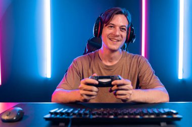 Kontrol kumandalı akıllı oyun flamasının keyfini çıkarın, modern teknoloji siber neon ışık odasında yetenekli oyuncularla çevrimiçi canlı sosyal medya grubu oyunu oynayın. Bireysel.