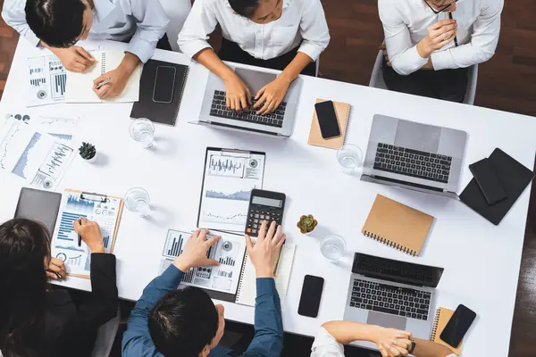 Üst düzey analist ekibi toplantı odasındaki mali verileri analiz etmek için BI Fintech 'i kullanıyor. İş anlayışı ve stratejik pazarlama planlaması için kağıt üzerinde analitik BI gösterge paneli. Tedbirli