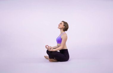 Vücut uzunluğunun tamamı atletik ve sportif kadınlar tarafından izole edilmiş arka planda sağlıklı ve meditasyon egzersizi yaparken çekildi. Sağlıklı aktif ve vücut bakımı yaşam tarzı