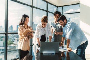 Asyalı proje yöneticisi, profesyonel iş adamları iş toplantısında pazarlama fikrini araştırırken dizüstü bilgisayarda gösterilen veri analizini kullanır. Birlikte çalışmak, fikir paylaşmak, planlama stratejisi. İzleme.