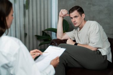 Stresli ve depresif bir hasta zihinsel hastalığı ve depresyonu olan psikiyatristten terapi sırasında yardım istiyor. Akıl sağlığı ve tıbbi bakım konsepti. Açılıyor