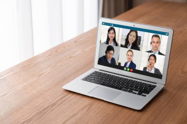 İş dünyasından iş adamlarının modern sanal grup toplantısı için video konferansındaki iş adamları