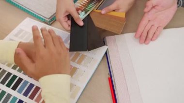 İç mekan tasarımı için tekstil malzemesi ve renk paletini sunan el yapımı mimar ve iç mimar müşteri denetimi ve denetimine dayalı iç mimar. Değiştirilmiş