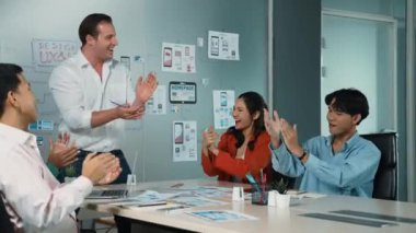 Profesyonel iş adamlarından oluşan bir grup sunumda el çırpıyor. Profesyonel Kafkas lideri, yaratıcı iş adamlarının elini çırpıyor. Başarılı bir takım. Yönlendirici.