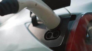 Elektrikli taşıt teknolojisi konut alanı ya da EV akü şarjı için ev şarj istasyonu olarak kullanılır. Gelecekteki çevre için temiz ve sürdürülebilir enerji ile çevre dostu ulaşım. Titiz