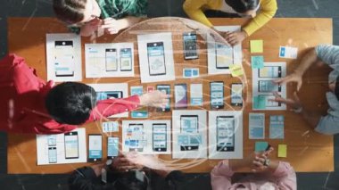 Ux Ui tasarımı için birlikte çalışan yetenekli iş adamlarının üst düzey görüşü. Çeşitli insanlardan oluşan bir grup büyük bir veri tabanı kullanarak küresel iletişim hakkında beyin fırtınası yapıyor ve tartışıyorlar. Cemaat.