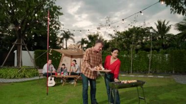 Aile hep birlikte bahçede kamp kurar, yaşlı bir çift barbekü yapar, yemek yer. Son sınıflar kamp faaliyetlerini kullanırlar, doğayla iç içe olurlar ve genç nesil çapraz kuşaklarla zaman geçirirler. Uyumsuzluk.