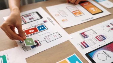 Mobil uygulama ya da web sitesi için kullanıcı arayüzü prototipi planlayan şirket çalışanlarının panorama videosu. UX UI tasarım beyin fırtınası kullanıcı dostu arayüz planı tasarlıyor. Sinerjik