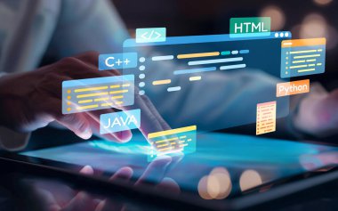 Yeni uygulama mobil telefon geliştirme için HTML, Python, Java ve C EIDE gibi çeşitli programlama dillerinin kodlama dijital örtüleri ile yazılım geliştirici veya programcı çalışması