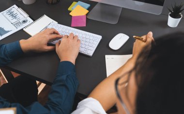 Bir grup farklı ofis çalışanı şirket ofis odasında stratejik iş pazarlama planlamasında birlikte çalışıyor. İş yeri konseptinde pozitif takım çalışması. Tedbirli