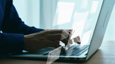 İş adamı e-posta kutusunu kontrol ediyor, daha iyi verimlilik için mesajları düzenliyor ve önceliklerini belirliyor. Etkili iletişim için akıllı e-posta teknikleri öğren. Kullanıcı Kimliği