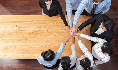 Çok ırklı iş adamları toplantı odasında iş birliği ya da şirket çalışanları için takım oluşturma amacıyla bir araya toplanıyorlar. Panorama manzarası. Çok titiz.