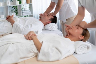 Kafkasyalı çift stres önleyici kafa masajının keyfini çıkarıyor ve lüks otellerde ya da otel spa salonlarında gündüz kaplıcalarında yüz güzelliği eğlencelerini şımartıyor. Sessiz.