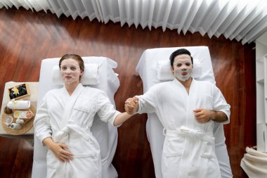 Kaplıca salonunun sakin, modern gündüz atmosferi, birkaç müşteri yüz maskesi takarak kendini yenilemeye çalışıyor. Yüz bakımı ve güzellik kozmetolojisi prosedürü. Sessiz.