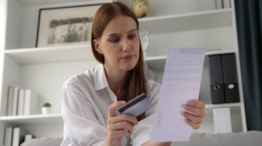 Stresli genç bayanın kredi kartı borçlarıyla ilgili mali sorunları var. Kötü kişisel para ve mortgage ödeme yönetimi krizinden korunmak için. Kadınlar aşırı harcama yüzünden finansal iflastan endişe ediyorlar.