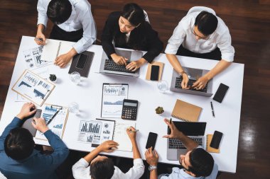 Üst düzey analist ekibi toplantı odasındaki mali verileri analiz etmek için BI Fintech 'i kullanıyor. İş anlayışı ve stratejik pazarlama planlaması için kağıt üzerinde analitik BI gösterge paneli. Tedbirli
