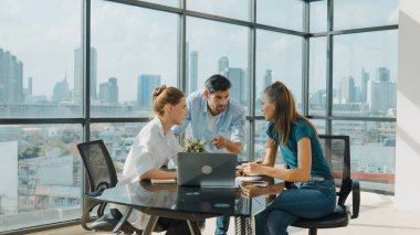Yetenekli iş adamlarından oluşan bir grup pazarlama planı hakkında fikir paylaşıyor. Profesyonel iş ekibi birlikte çalışıyor, tartışıyorlar, toplantı masasında dizüstü bilgisayarla konuşuyorlar, şehir manzaralı belgeler hazırlıyorlar. İzleme