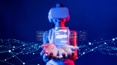 Verimli çalışma süreçleri için çevrimiçi belgeleri yöneten bir iş adamı. Tüm önemli çevrimiçi belgelerinize kolayca güvenli ve hızlı bir şekilde erişim sağlayın. FaaS