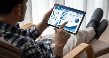 İş veri paneli, pazarlama stratejisi planlaması için iş zekası analizi sunar. Müşteri taleplerini analiz etmek ve iş dünyasının geleceğini önceden görmek için büyük veriler sunulur.