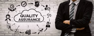 Kalite Güvencesi ve Kalite Kontrol Konsepti - Modern grafik arayüzü sertifikalı standart süreç, ürün garantisi ve müşteri memnuniyeti için kalite iyileştirme teknolojisini gösteriyor. uds