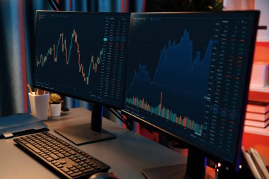 Dinamik borsa grafiklerinin büyük ekranları neon ışıklı gece vakti bilgisayarda görünüyor. Finansal teknolojiye yapılan güncellenmiş yatırımla otomatik olarak satış ya da kâr satın alma. İnfobahn.