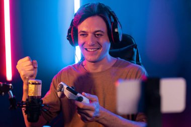 Kontrol kumandalı akıllı oyun flamasının tadını çıkarın. Modern teknoloji siber aydınlatma odasındaki yetenekli oyuncularla akıllı telefon reklamı üzerinden canlı yayın yapın. Bireysel.