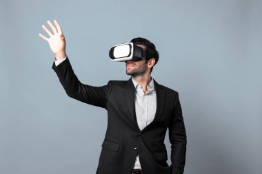 Profesyonel, zeki iş adamı, VR gözlük takarken elinde bir şey tutuyor. Sanal gerçeklik gözlüklü Kafkas proje yöneticisi beyaz arka planlı mevcut teknoloji yeniliği. Sapma.