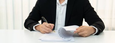 Şirket avukatının ya da hukuk bürosundaki avukat servisinin yardımıyla balyayla ilgili sözleşme imzalama belgesi. İşletme yatırımı ve yasal işlemlerin tamamlanması. Kurnaz.