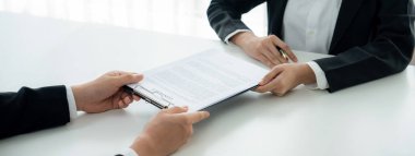 Şirket avukatının ya da hukuk bürosundaki avukat servisinin yardımıyla balyayla ilgili sözleşme imzalama belgesi. İşletme yatırımı ve yasal işlemlerin tamamlanması. Kurnaz.