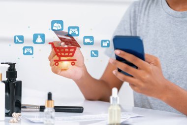 Gri gömlekli şık bir müşteri online platform seçiyor. Akıllı tüketiciler, elektronik ticaret uygulamasını nakitsiz teknoloji alışveriş envanteri kullanarak izliyorlar. Siber Nakit.